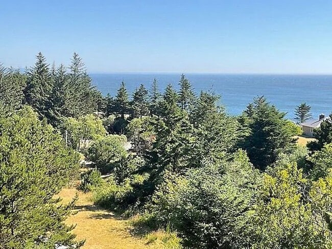 Building Photo - Stunning 2 bed/1 bath Ground Floor with ut...