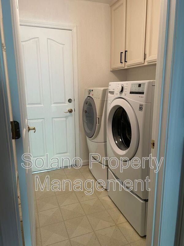 Building Photo - 542 Fiesta Ct