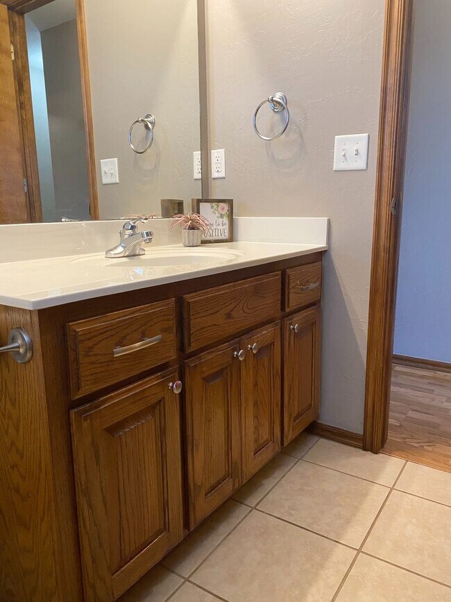 Building Photo - Beautiful 3 bed, 2 bath Home in East Moore with Bonus Room!