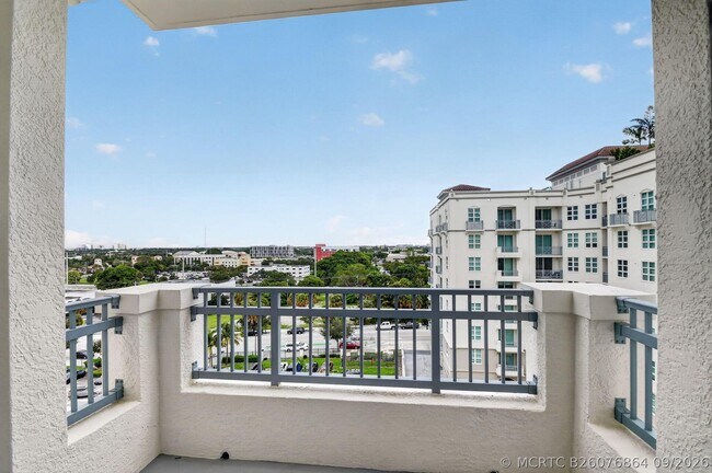 Building Photo - 403 S Sapodilla Ave