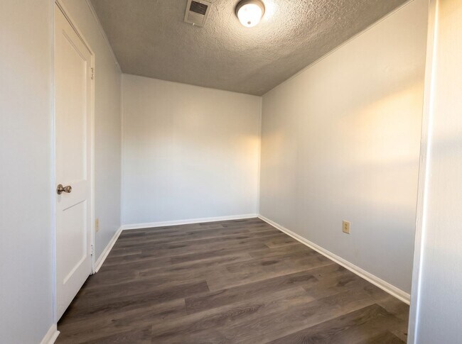 Building Photo - 854 Carrolton Rd