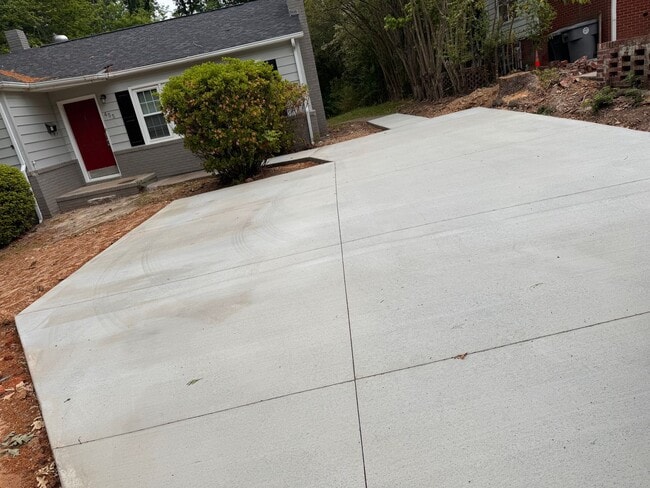 Building Photo - 3 bedroom 1 bath home, located in the Greystone area!