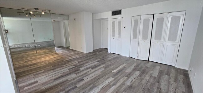 Building Photo - 17011 N Bay Rd