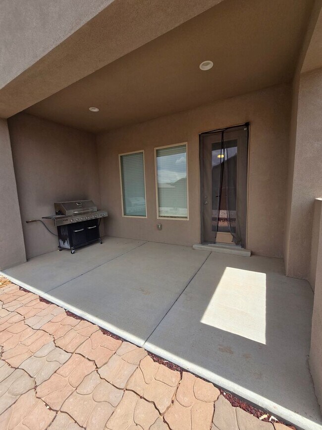 Building Photo - Beautiful 4 bed, 3.5 bath in Mariposa!