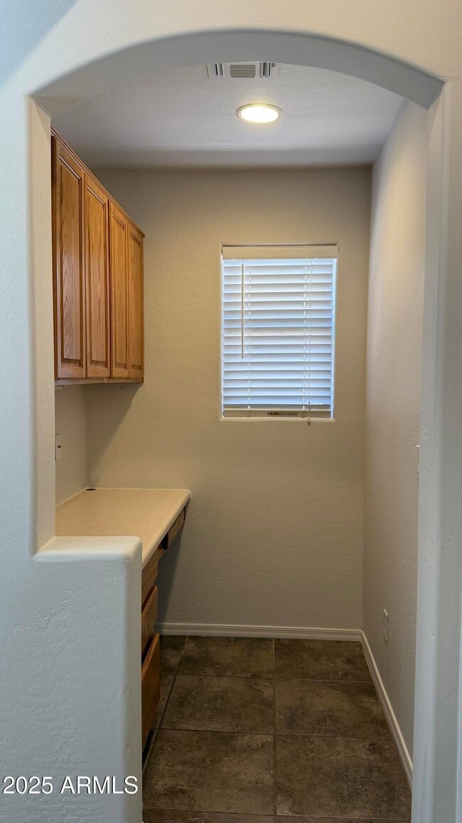 Building Photo - 734 E Iris Dr