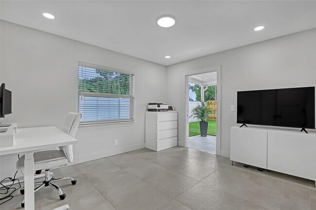 Building Photo - 414 W Mango St