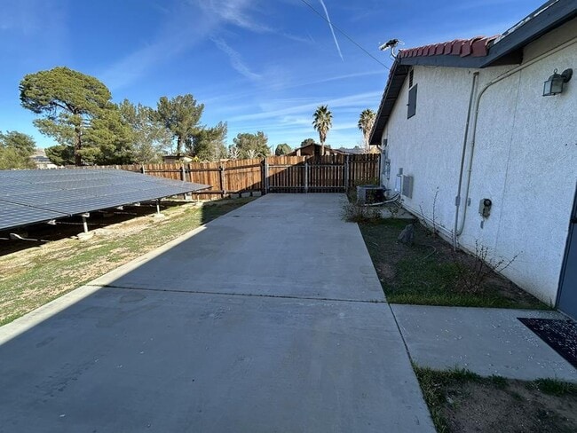 Building Photo - 15370 Tacony Rd