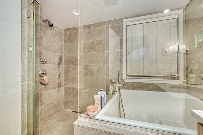 Building Photo - 70 Clarendon St