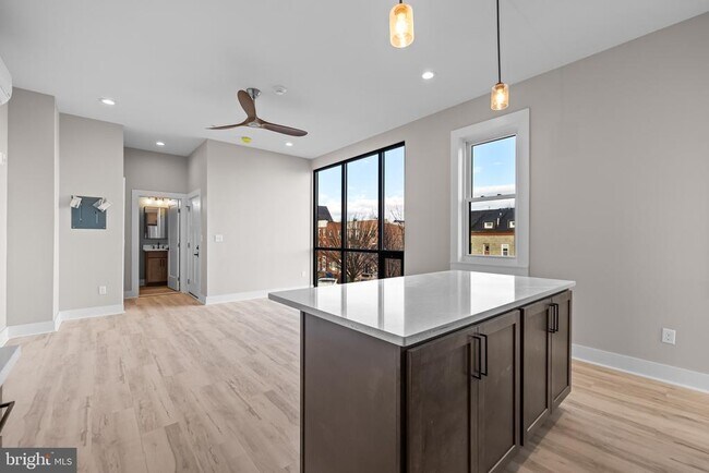 Building Photo - 400 S Conkling St