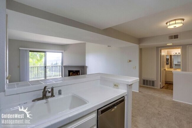Building Photo - Breezy 2Bdm 2Ba Top-Floor Corner Condo with Mountain Views!