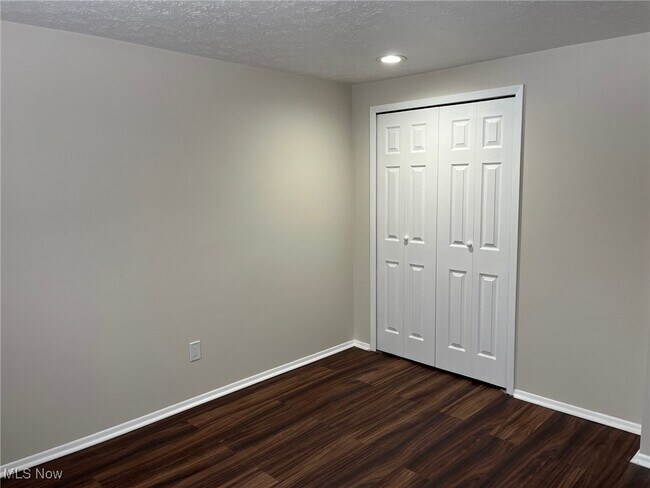 Building Photo - 8671 Ashwood Dr