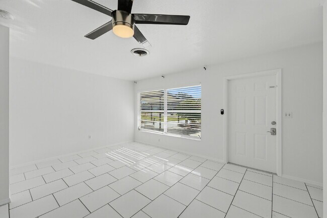 Building Photo - "Charming 2-Bedroom Duplex Retreat in North Port!"