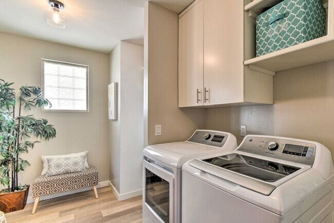 Building Photo - 4 Bed, 3 Bath, stunning home, located in t...