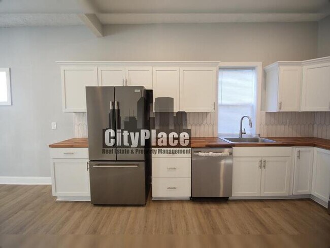 Building Photo - 2224 N Kenwood Ave