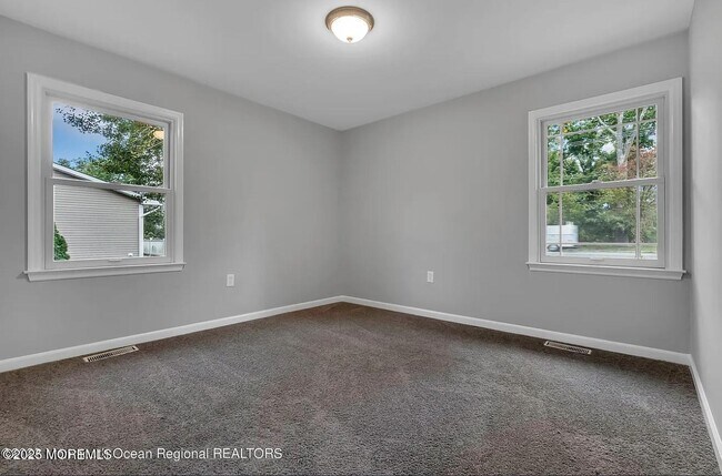 Building Photo - 821 Bay Ave