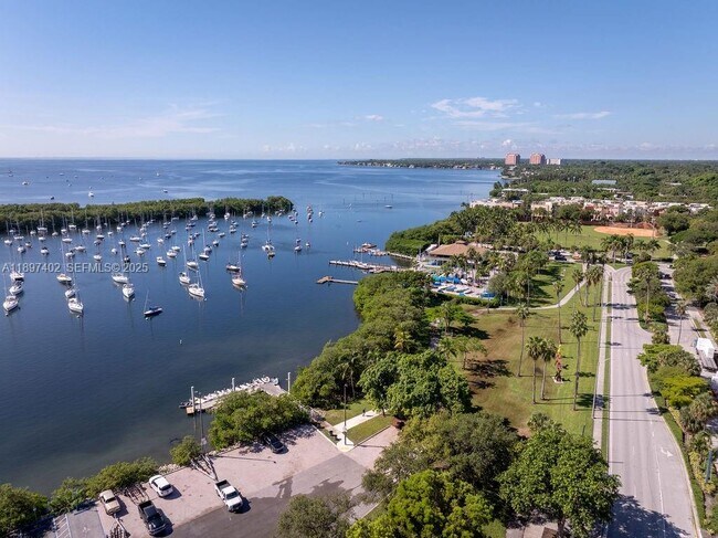 Building Photo - 2843 S Bayshore Dr