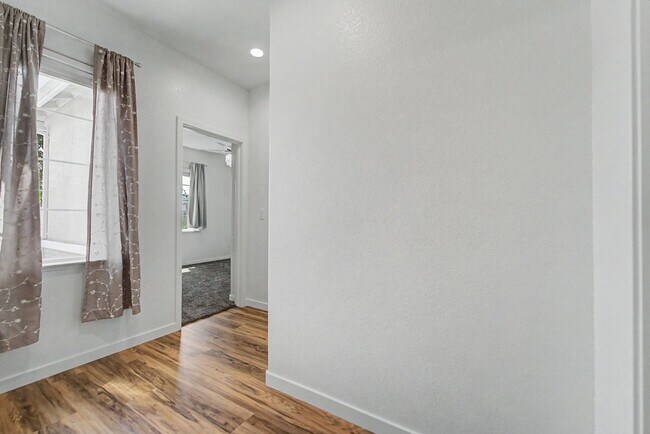 Building Photo - 1469 Dunwoody Dr