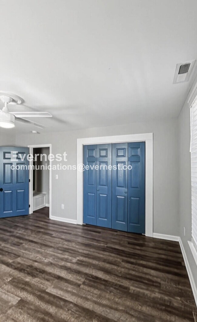 Building Photo - 3 Bed, 2 Bath Home with Fenced Yard / Pet-Friendly / Available Now!