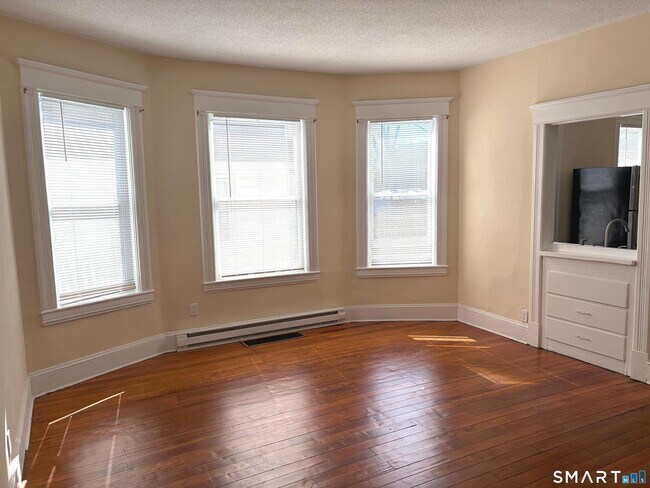 Building Photo - 137 Clifton St