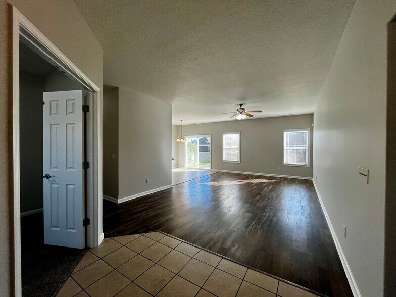 Building Photo - 11013 Calera Passage