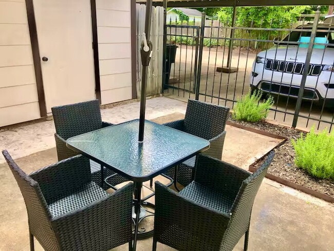 Building Photo - 253 E Stephenson St