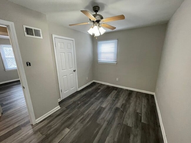 Building Photo - 815 Bella Ln