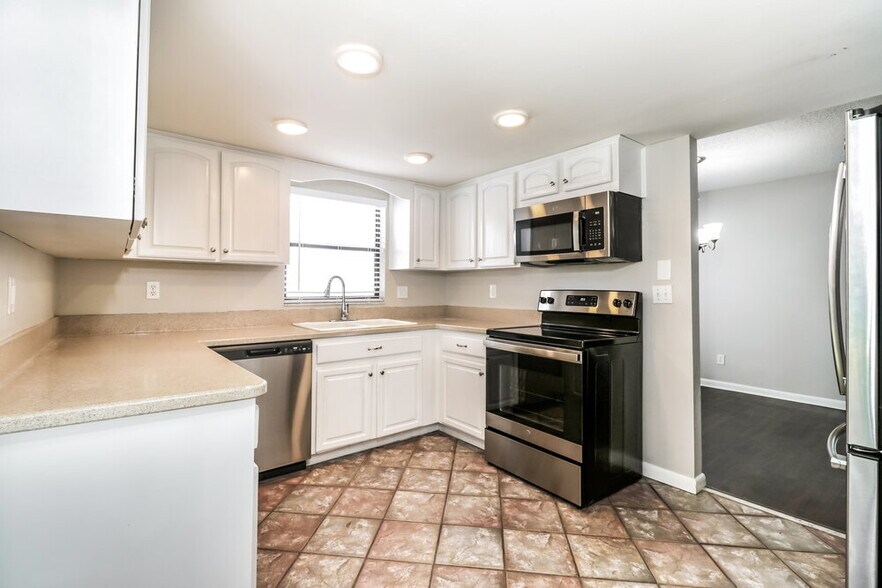 Building Photo - 11504 Robles Del Rio Pl