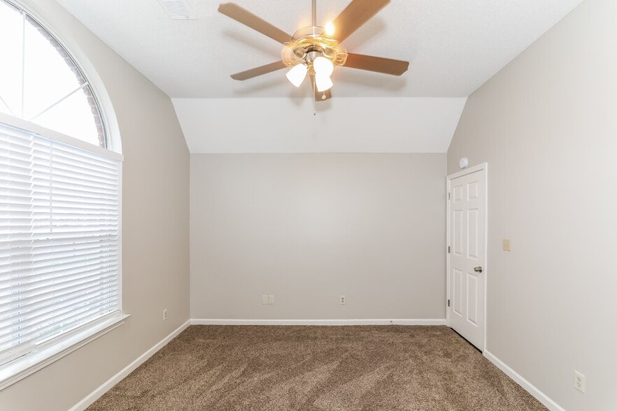 Building Photo - 995 Scofield Dr