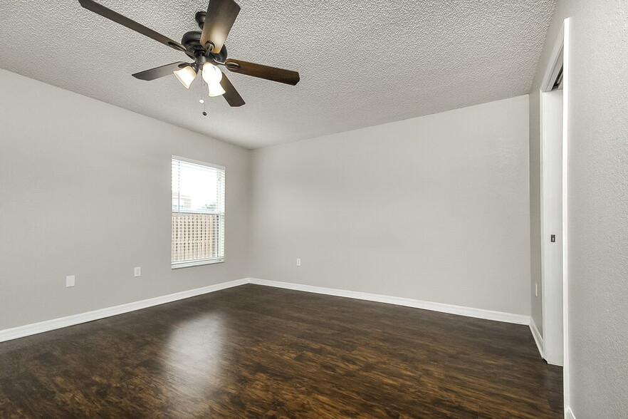 Building Photo - 6025 Live Oak Dr