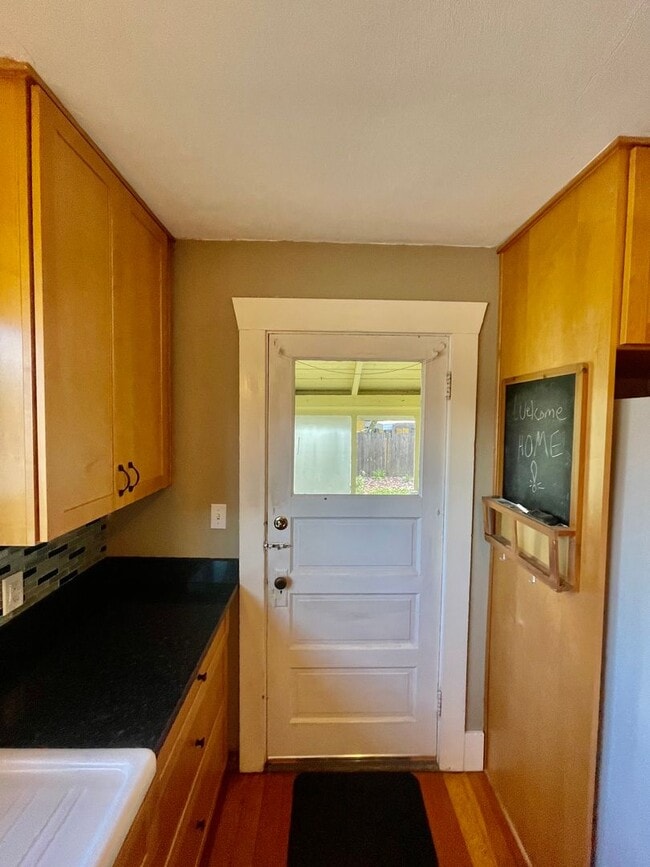 Building Photo - Beautiful 3bd/1bath South Tabor Bungalow w...