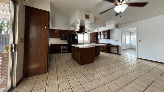 Building Photo - 5055 Pearblossom Dr