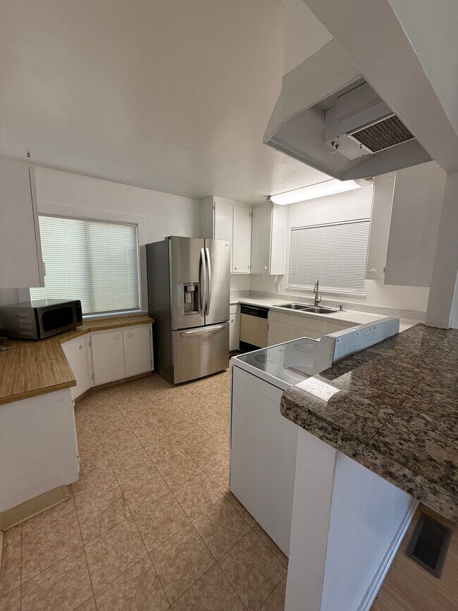 Building Photo - Open House Saturday 12/6 3-4 pm! Hard floors, extra closets, patios & fenced yard