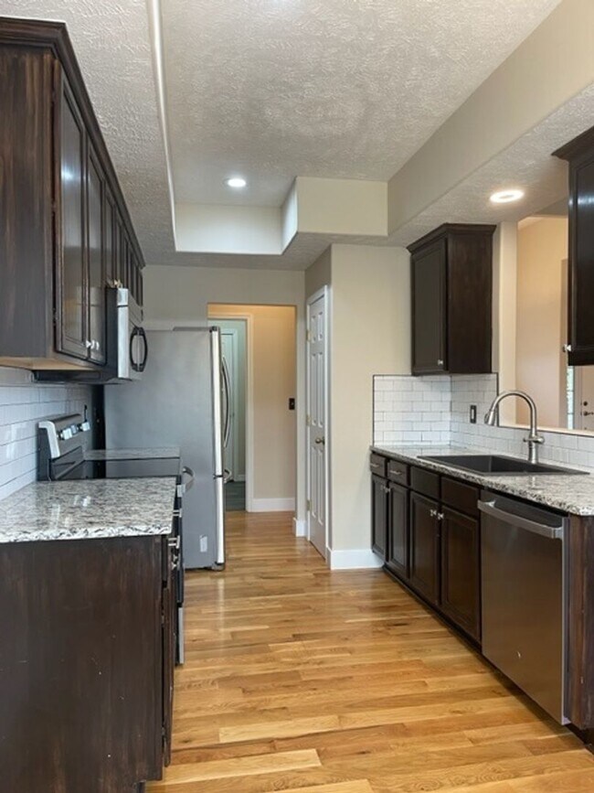 Building Photo - PRE-LEASING - 3 Bedroom in East Republic