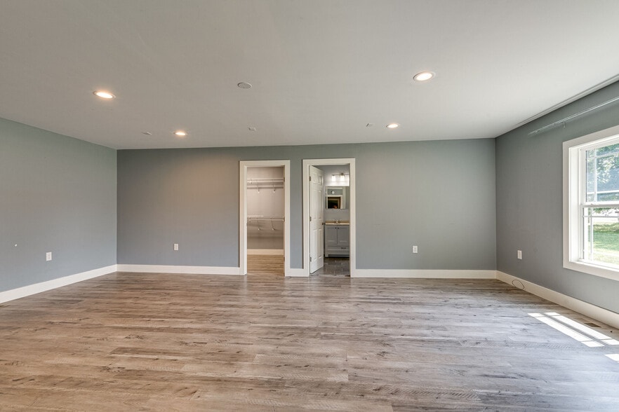 Building Photo - 279 Stones River Rd