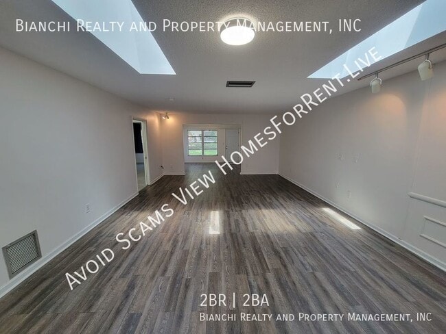 Building Photo - 1657 S Lake Ave