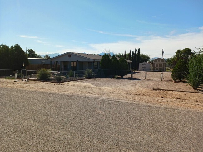 Building Photo - Large yard!