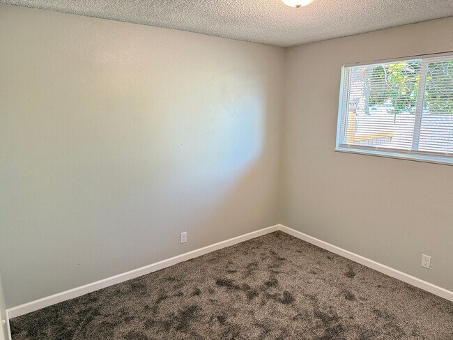 Building Photo - Updated 2 bedroom 1 bathroom dulpex in Springfield!