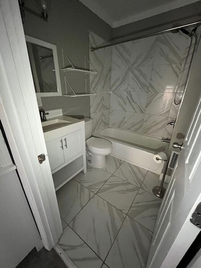 Building Photo - 3 Bedroom in Mt. Vernon!