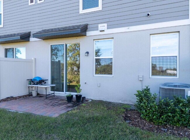 Building Photo - "Charming 3-Bed Townhouse in St. Cloud with Spacious 1,560 Sq Ft Layout and Modern Comforts!"