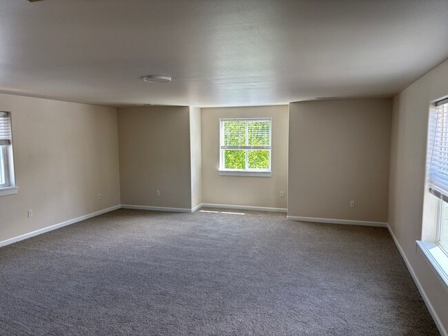 Building Photo - Newly updated home in SW Bend with large bonus room and corner lot!