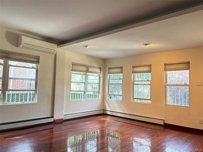 Building Photo - 51-15 Bowne St