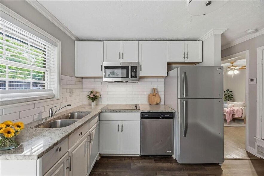 Building Photo - 21 Delmont Dr NE