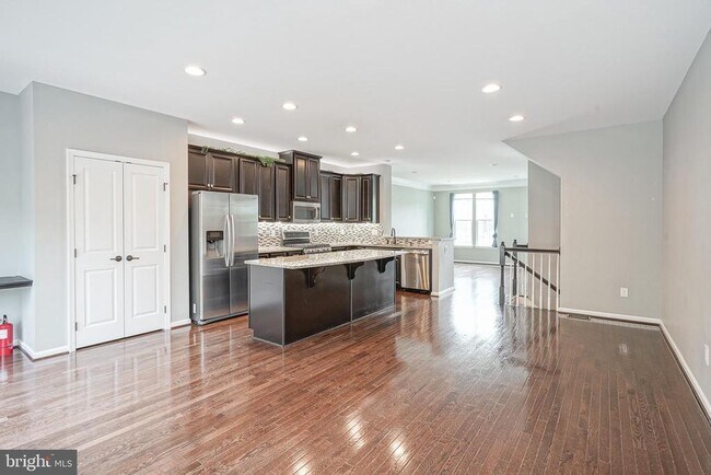 Building Photo - 1048 Regency Pl