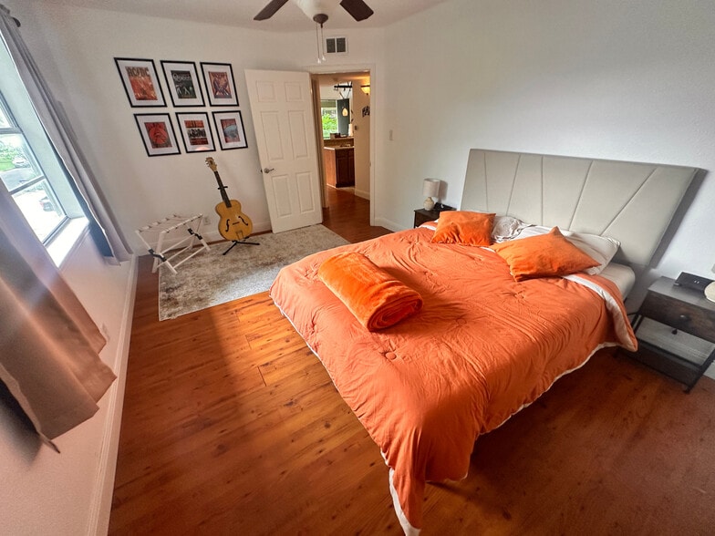 Building Photo - Room in Condo on Avenue A