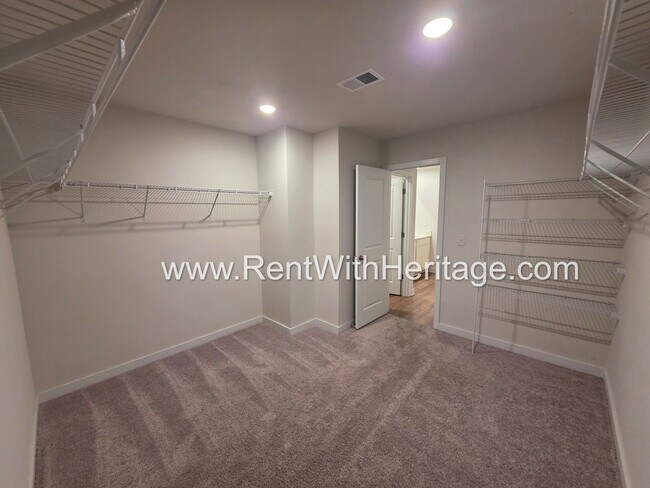 Building Photo - 8650 Paradise Dr
