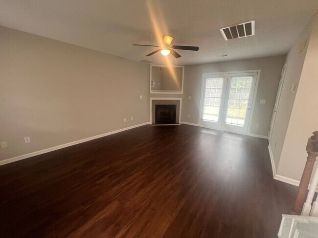 Building Photo - Charming 3-Bedroom Home with Endless Poten...