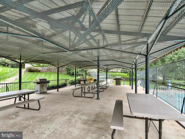 Building Photo - 10201 Grosvenor Pl