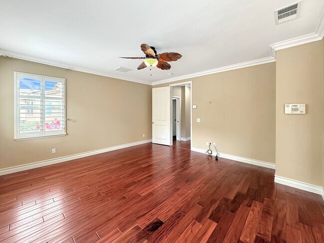 Building Photo - SD: Spacious 5B/4BA Home with Private Patio, Backyard & Soaking Tub