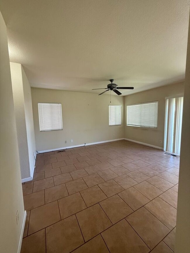 Building Photo - Spacious 3BR/2.5BA Home in Northwest Reno