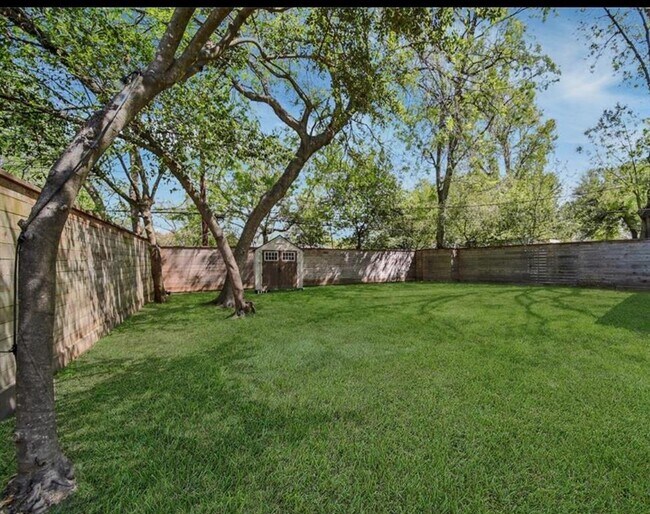 Building Photo - 5002 Lamonte Ln